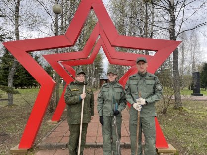 Сотрудники Демидовского межрайонного следственного отдела провели уборку на мемориальном комплексе «Поле Памяти»